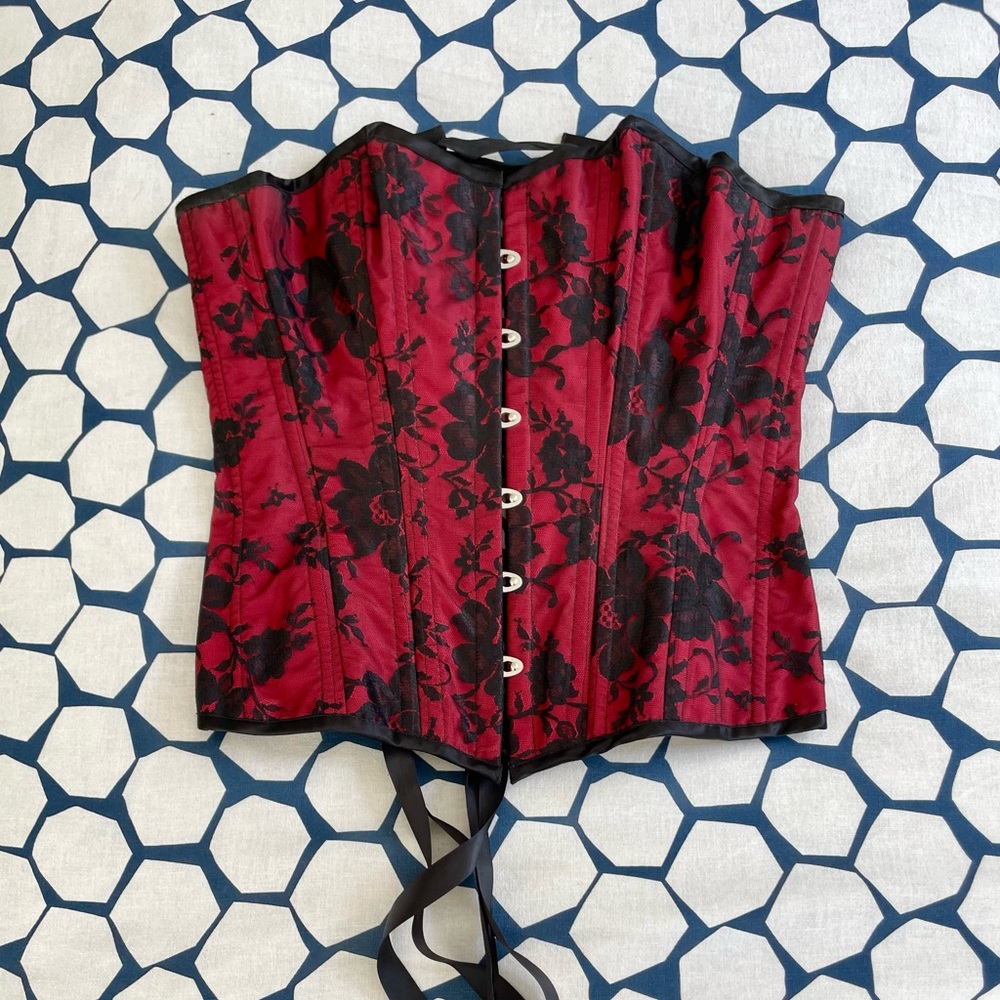 Corset with lace overlay (size L)